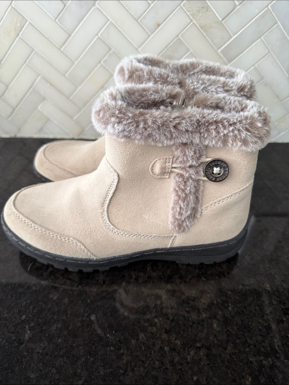 Khombu Faux Fur Cuff women’s Winter Ankle Boots Size 6 Light Gray